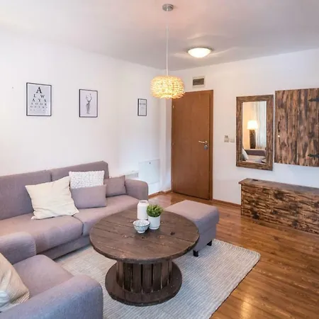 Lejlighed ★ Chic & Elegant 1 Bedroom In Eagle's Nest Complex ★ Close To Gondola And Bar Street